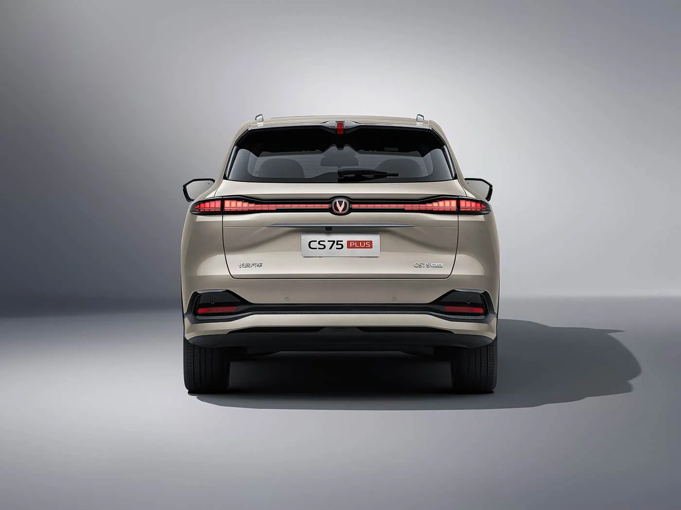 SUV compacto Changan CS75 PLUS 1.5T/2.0T con asistencia L2.5, pantalla táctil de 15.6" y distancia entre ejes larga