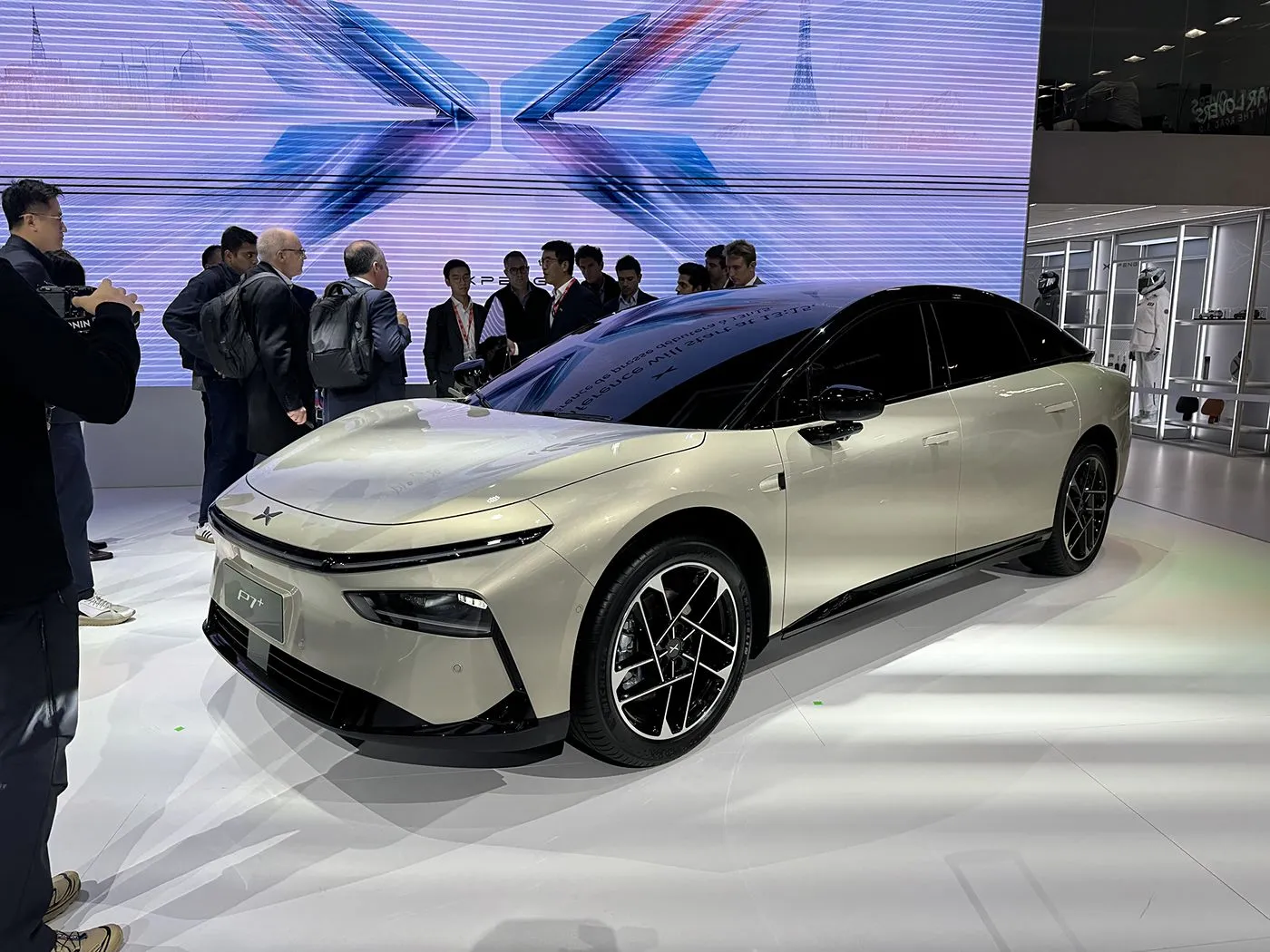 Edición limitada EV XPENG P7+ Hatchback eléctrico puro de 5 asientos Nuevo diseño Dirección izquierda 685 km Velocidad máxima Vehículo de nueva energía