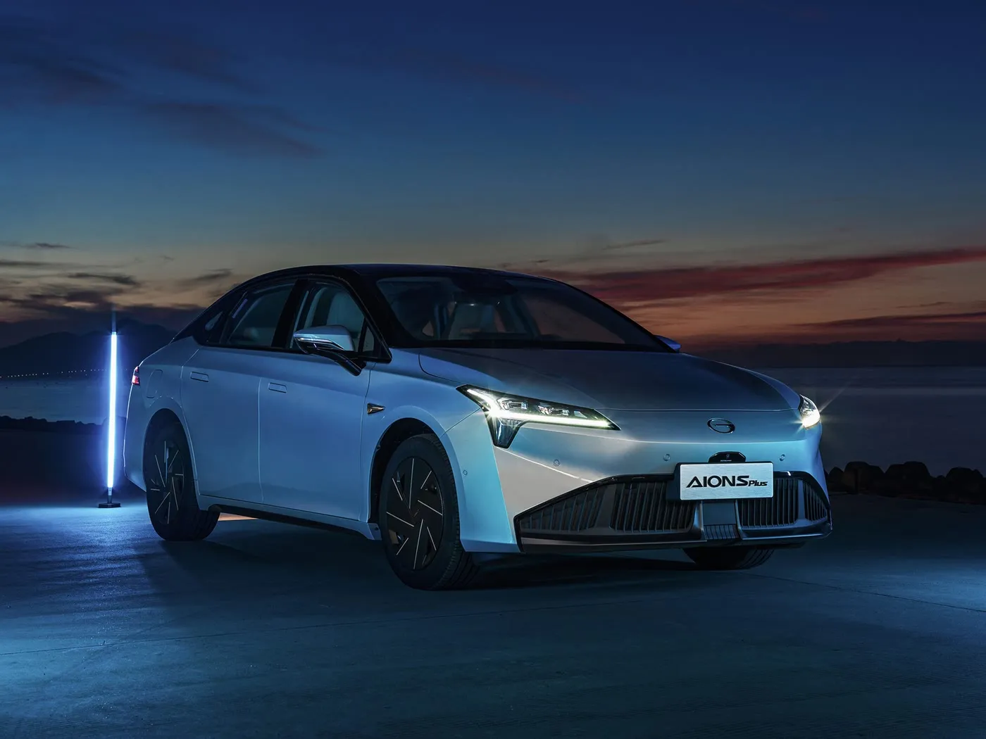 AION RT SUV eléctrico Volante a la izquierda EV de alta velocidad Caja de cambios automática Híbrido Mini nivel Sedán Vehículo de nueva energía para adultos