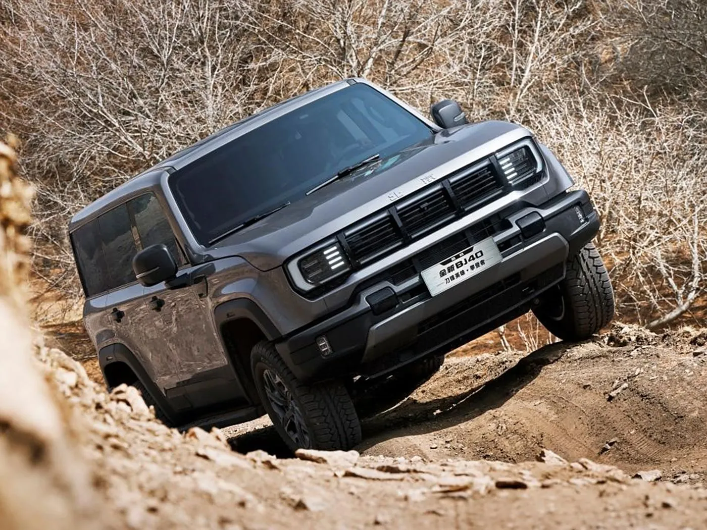 Beijing Off-Road BJ40 SUV compacto 4WD, tanque de 85 litros y cámara panorámica con distancia entre ejes larga