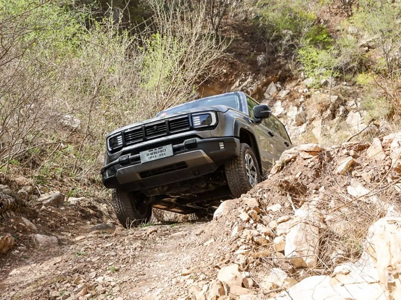Beijing Off-Road BJ40 SUV compacto 4WD, tanque de 85 litros y cámara panorámica con distancia entre ejes larga