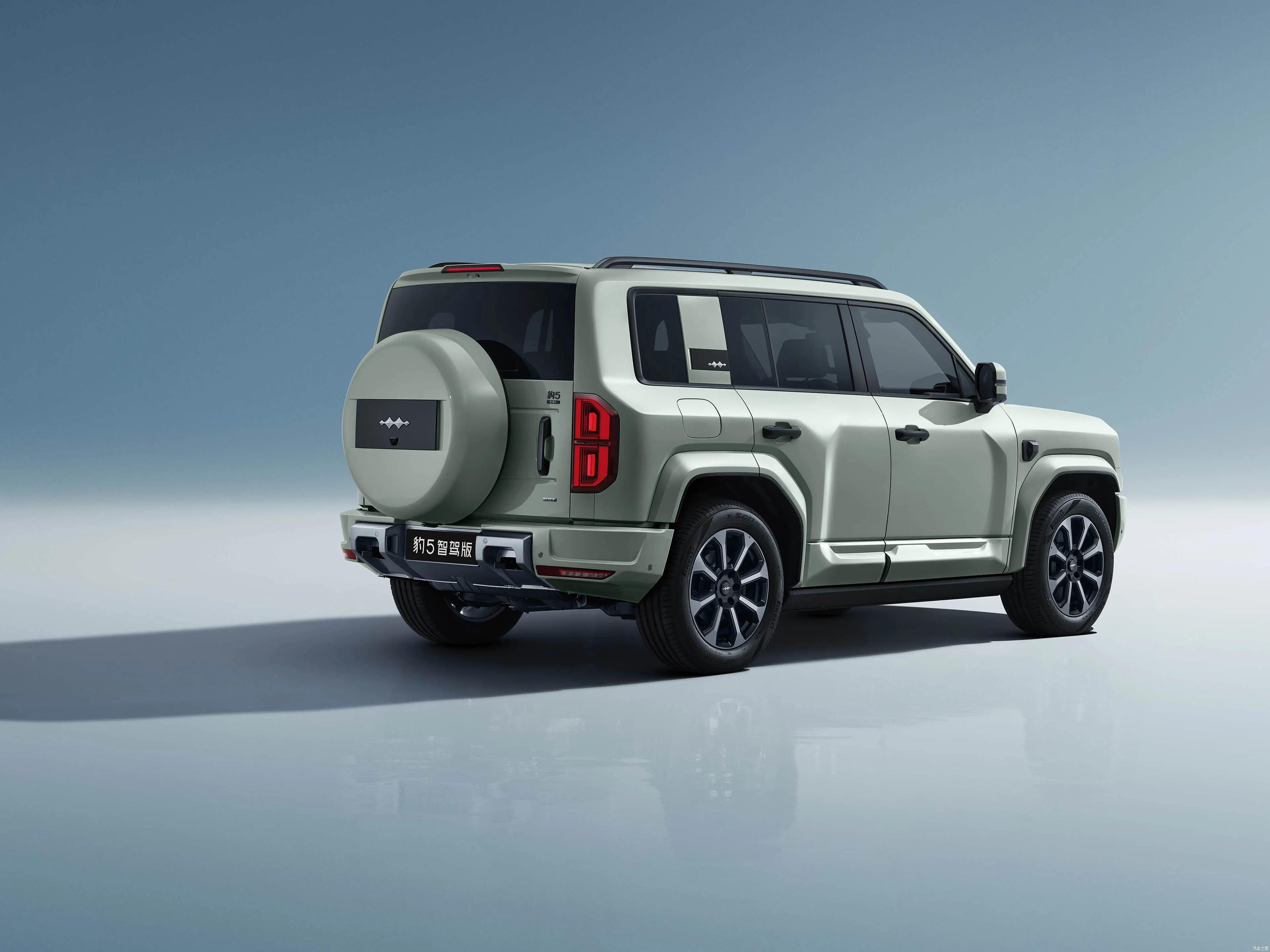 SUV todoterreno premium BYD Leopard 5 híbrido PHEV con pantalla de 15,6" Tracción 4x4 4WD 83L Tanque de combustible