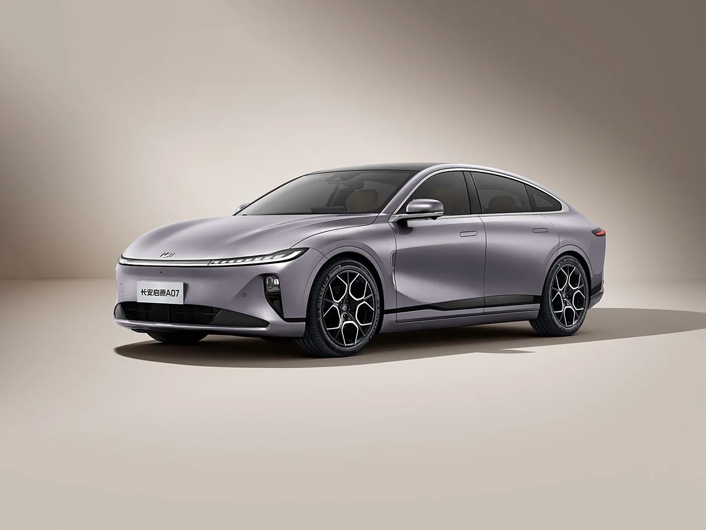 Coche eléctrico híbrido Changan Qiyuan A07 Sedán de energía renovable de China, autonomía de 1200 km, caja de cambios automática, 5 plazas, velocidad de 175 km/h, tamaño de neumático R19