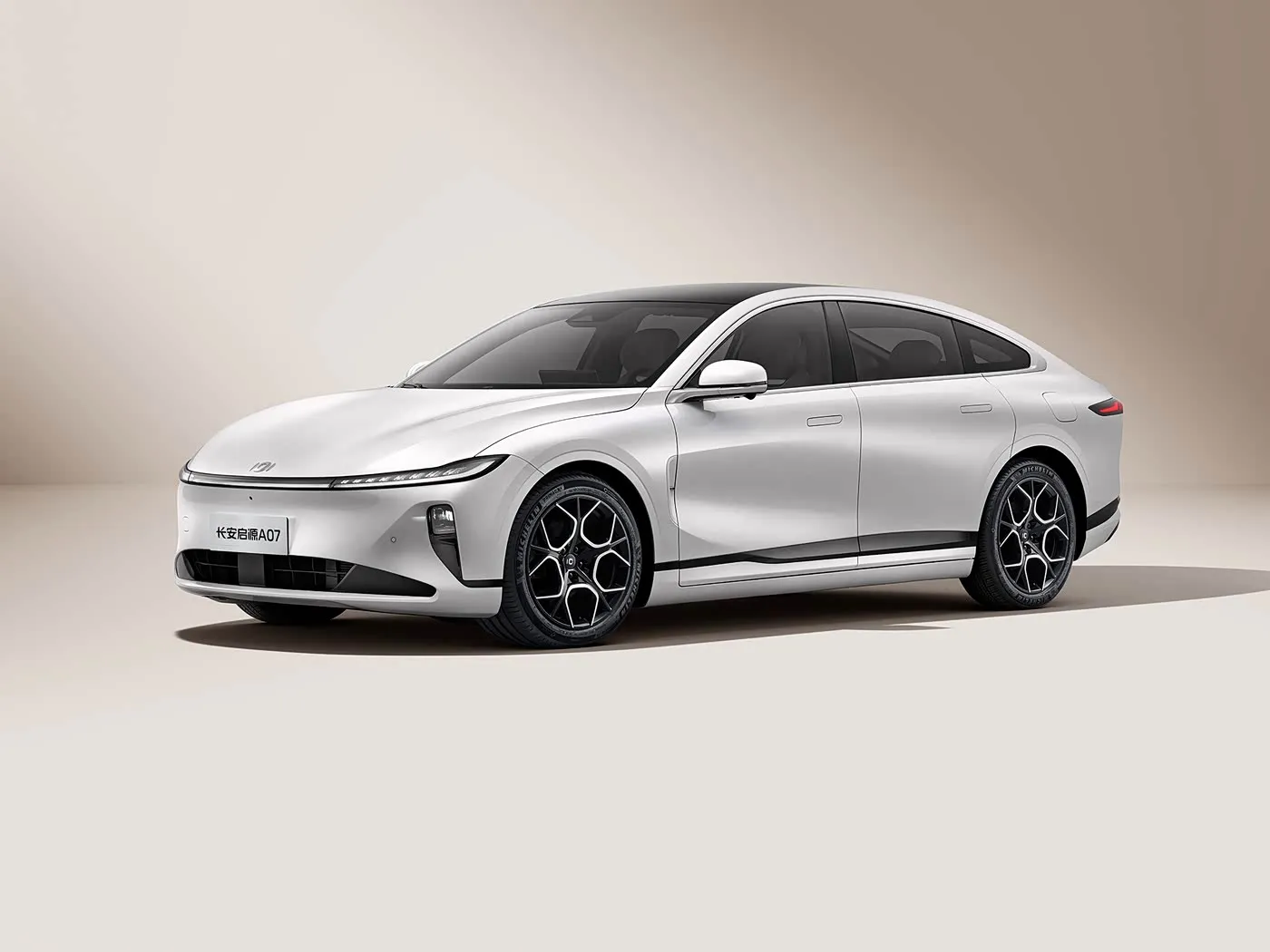 Coche eléctrico híbrido Changan Qiyuan A07 Sedán de energía renovable de China, autonomía de 1200 km, caja de cambios automática, 5 plazas, velocidad de 175 km/h, tamaño de neumático R19