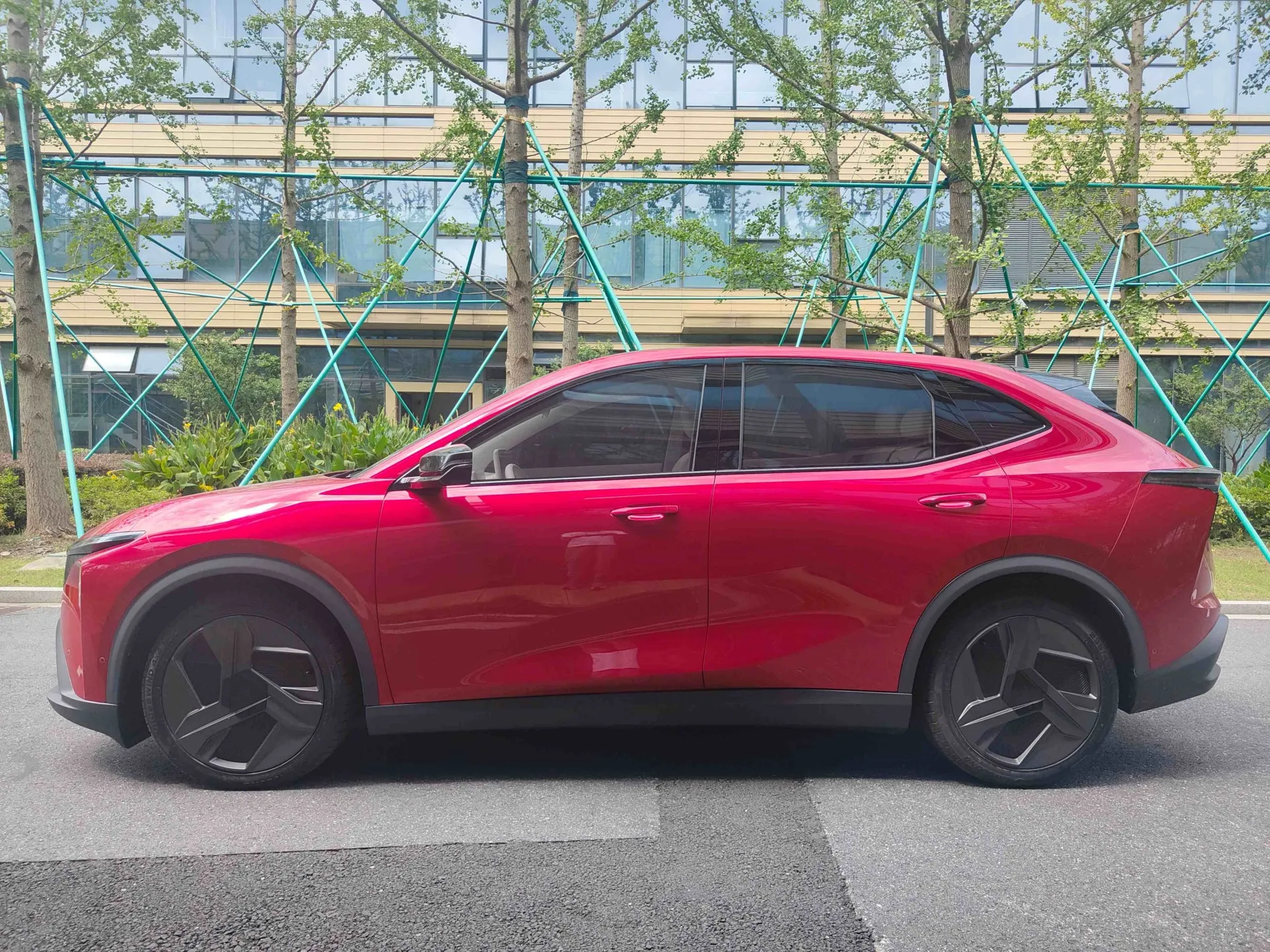 LEV01 SUV CON VOLANTE A LA DERECHA VEHÍCULO DE NUEVA ENERGÍA EV Distancia entre ejes de largo alcance 5 asientos