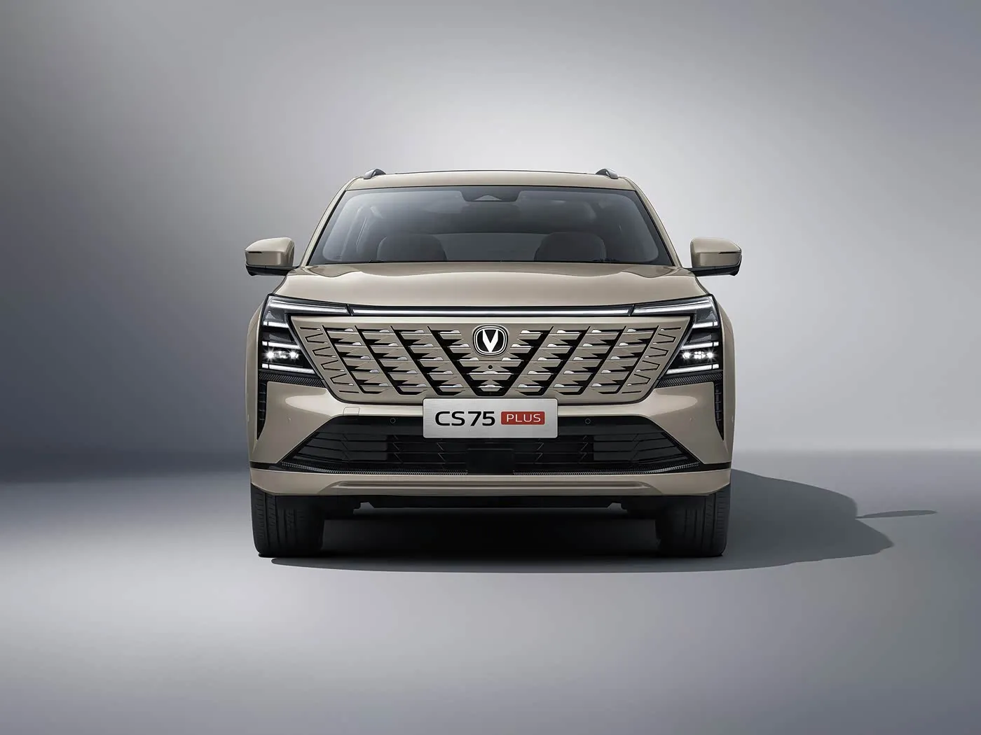 SUV compacto Changan CS75 PLUS 1.5T/2.0T con asistencia L2.5, pantalla táctil de 15.6" y distancia entre ejes larga