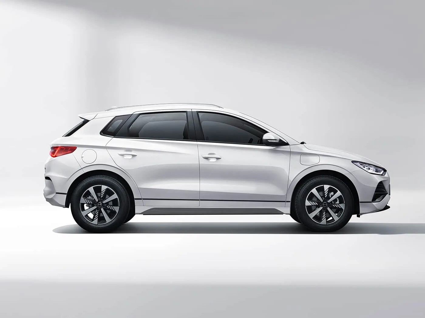 BYD E2 Luxury Electric EV Sedan SUV Hatchback Coche con dirección izquierda y motor de batería de litio El nuevo vehículo energético de China