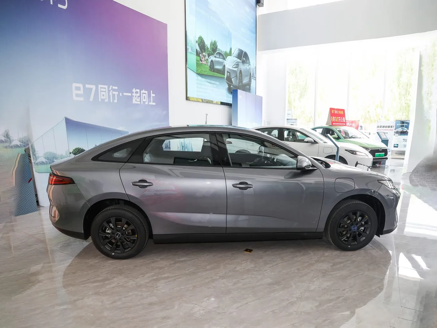 Nuevo modelo BYD E7 EV Coche 150 km/h Velocidad máxima 136HP 180Nm Torque Vehículo eléctrico de 5 plazas