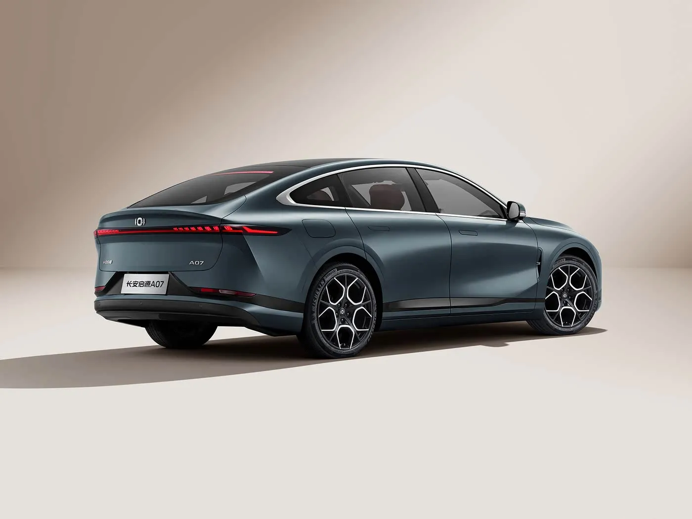 Coche eléctrico híbrido Changan Qiyuan A07 Sedán de energía renovable de China, autonomía de 1200 km, caja de cambios automática, 5 plazas, velocidad de 175 km/h, tamaño de neumático R19