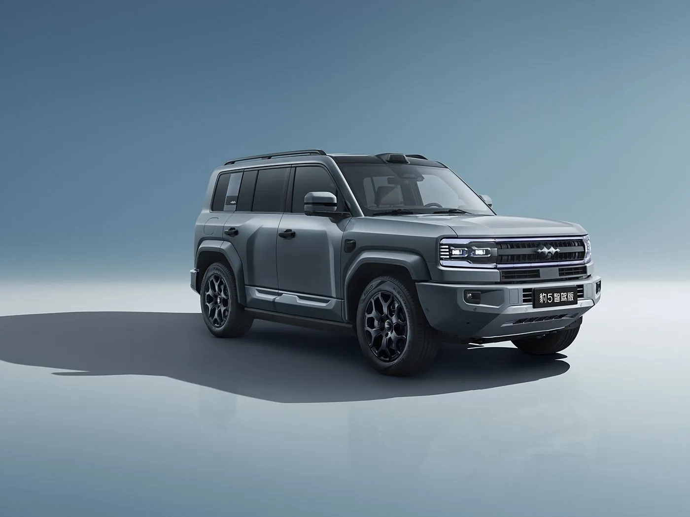 SUV todoterreno premium BYD Leopard 5 híbrido PHEV con pantalla de 15,6" Tracción 4x4 4WD 83L Tanque de combustible