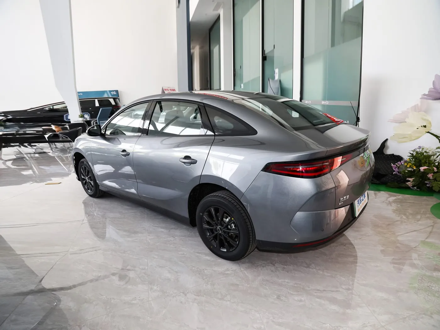 Nuevo modelo BYD E7 EV Coche 150 km/h Velocidad máxima 136HP 180Nm Torque Vehículo eléctrico de 5 plazas