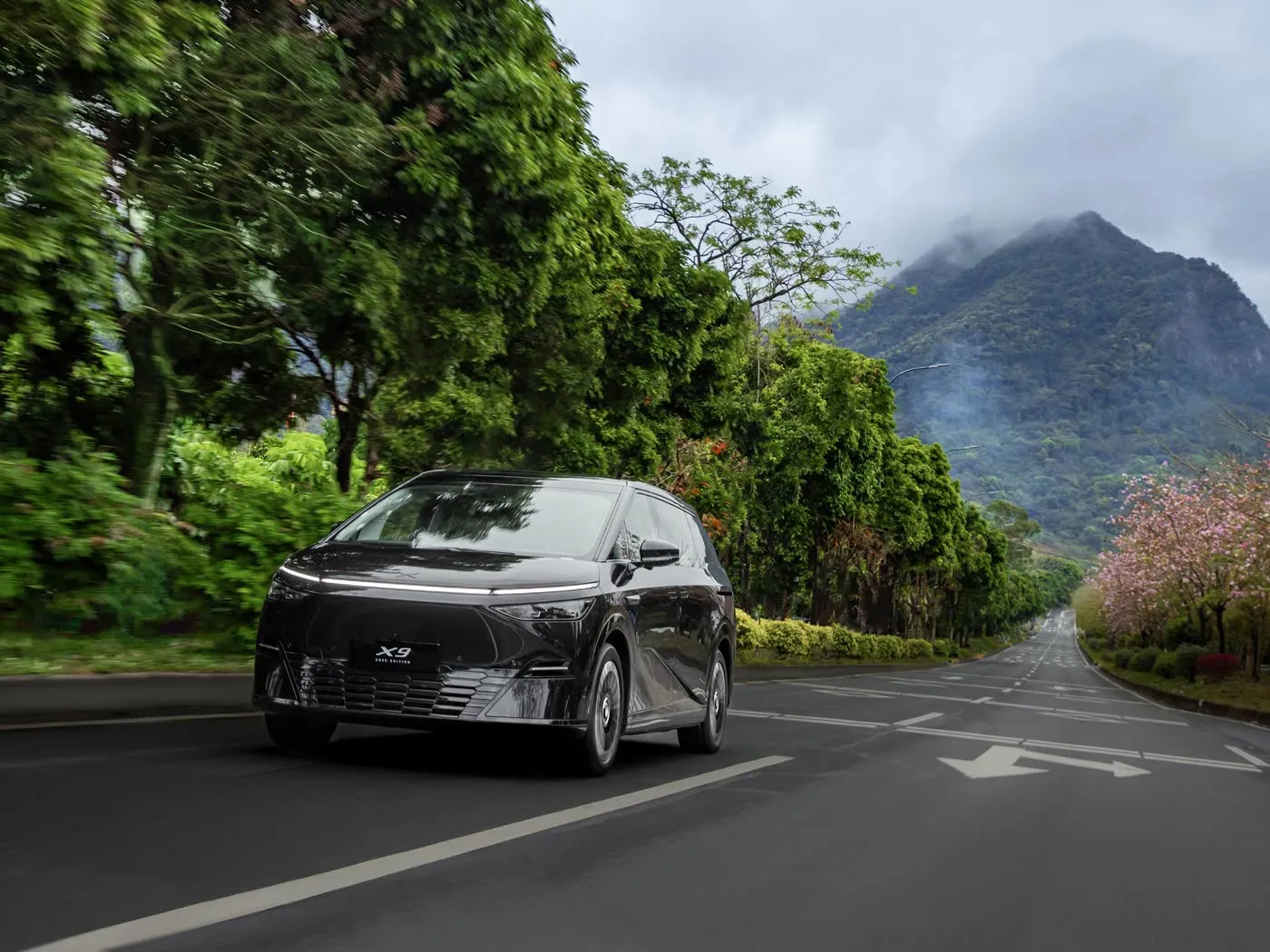 Xpeng X9 SUV monovolumen de largo alcance con dirección izquierda eléctrica pura Precio competitivo Vehículo de nueva energía