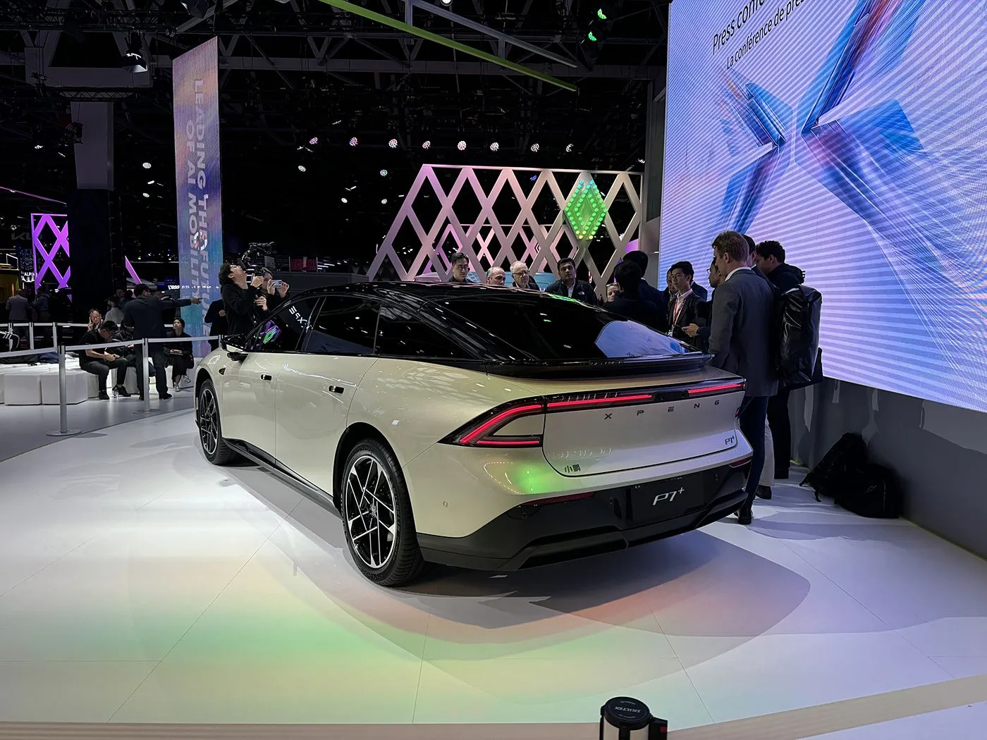 Edición limitada EV XPENG P7+ Hatchback eléctrico puro de 5 asientos Nuevo diseño Dirección izquierda 685 km Velocidad máxima Vehículo de nueva energía