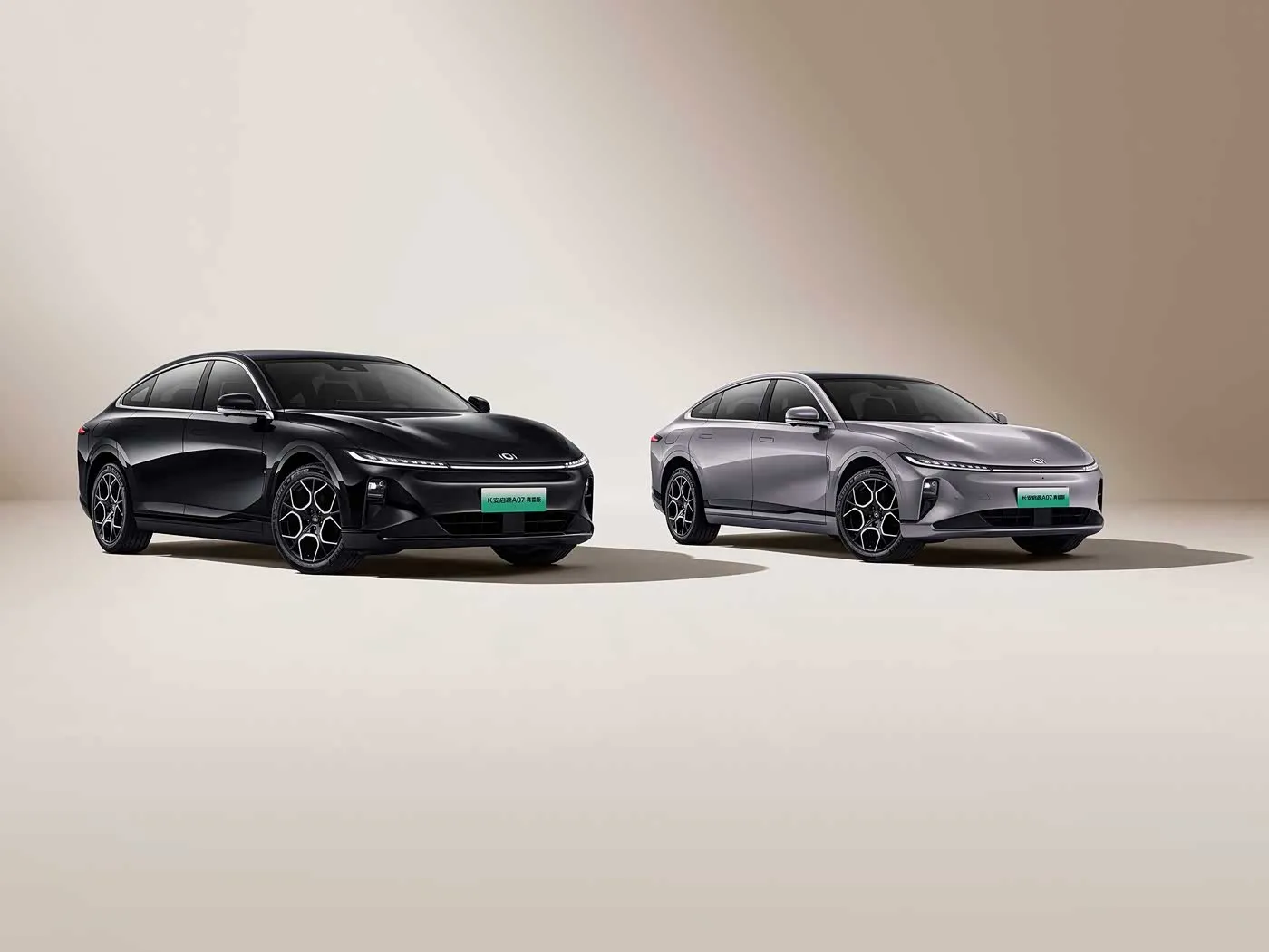 Coche eléctrico híbrido Changan Qiyuan A07 Sedán de energía renovable de China, autonomía de 1200 km, caja de cambios automática, 5 plazas, velocidad de 175 km/h, tamaño de neumático R19