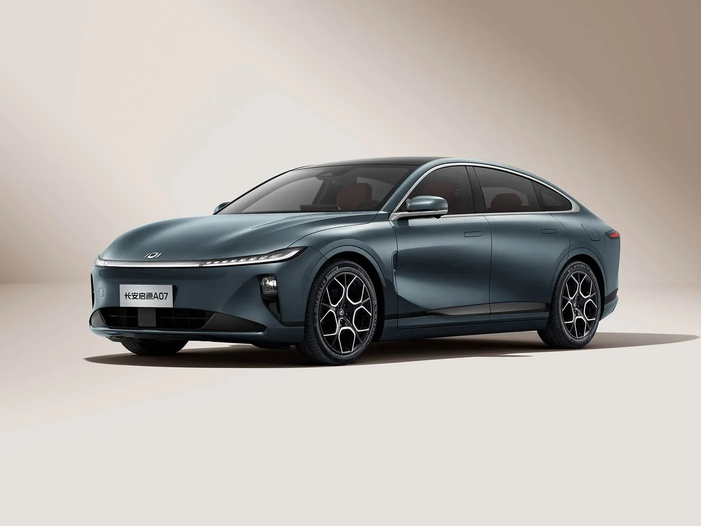 Changan Qiyuan A07 Hybrid EV Sedan New Energy Vehicle From China 1200km Range Automatic Gearbox 5 Seats 175Km/h Speed R19 Tire Size