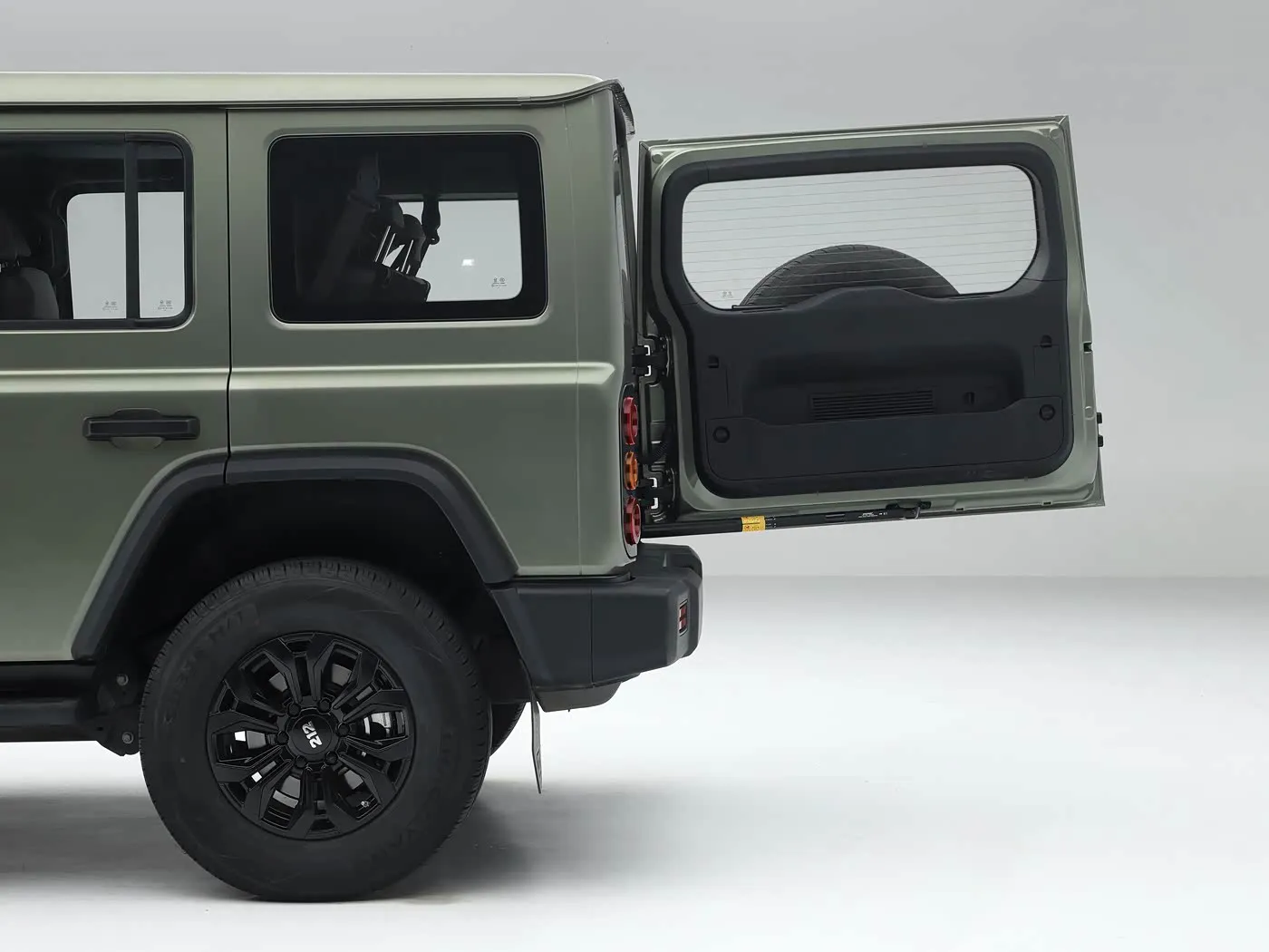 2025 BAIC 212 T01 SUV compacto resistente 4WD gasolina/diésel 8AT e interior de cuero Volante de cuero con calefacción Distancia entre ejes larga