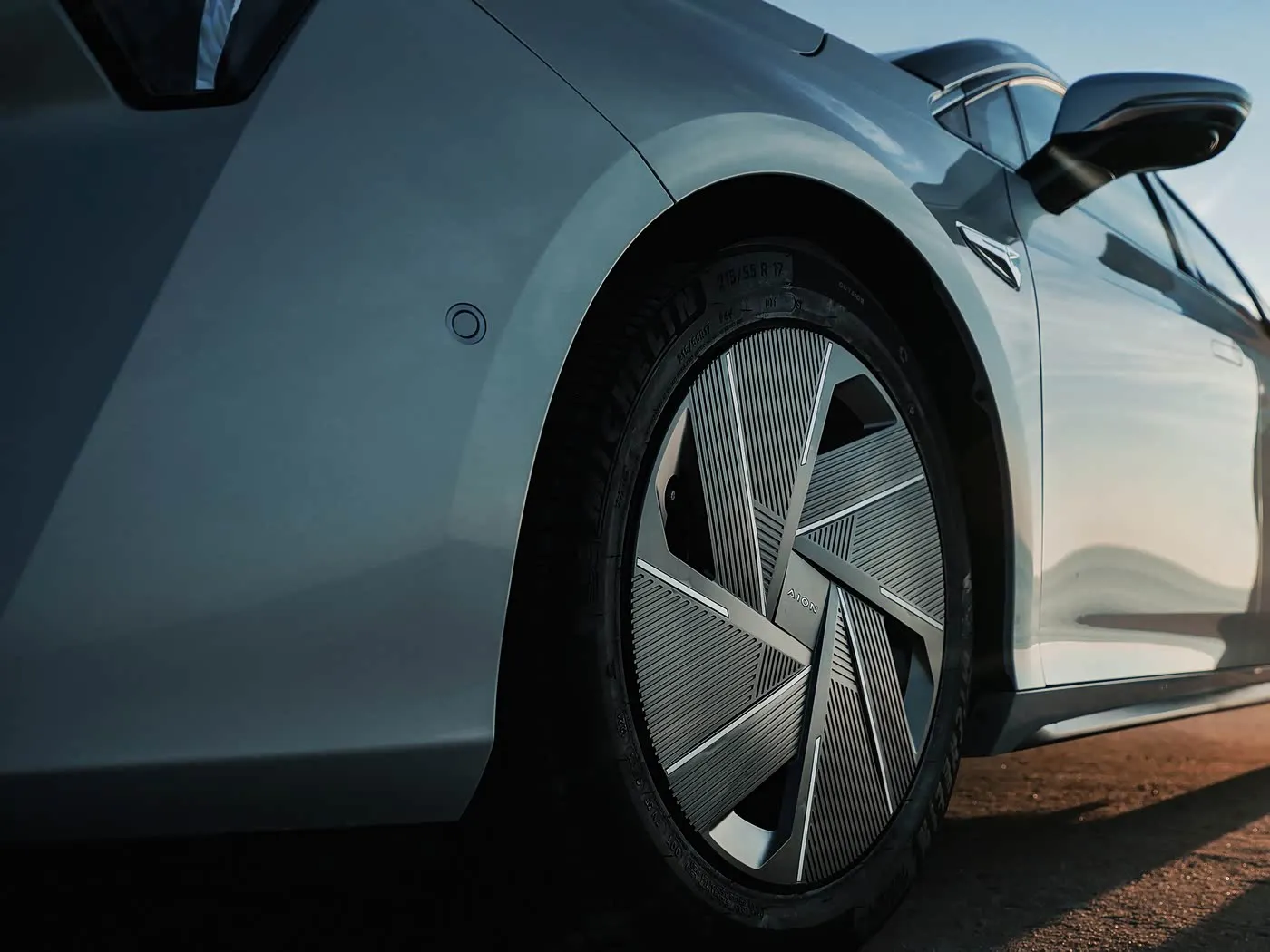 AION RT SUV eléctrico Volante a la izquierda EV de alta velocidad Caja de cambios automática Híbrido Mini nivel Sedán Vehículo de nueva energía para adultos