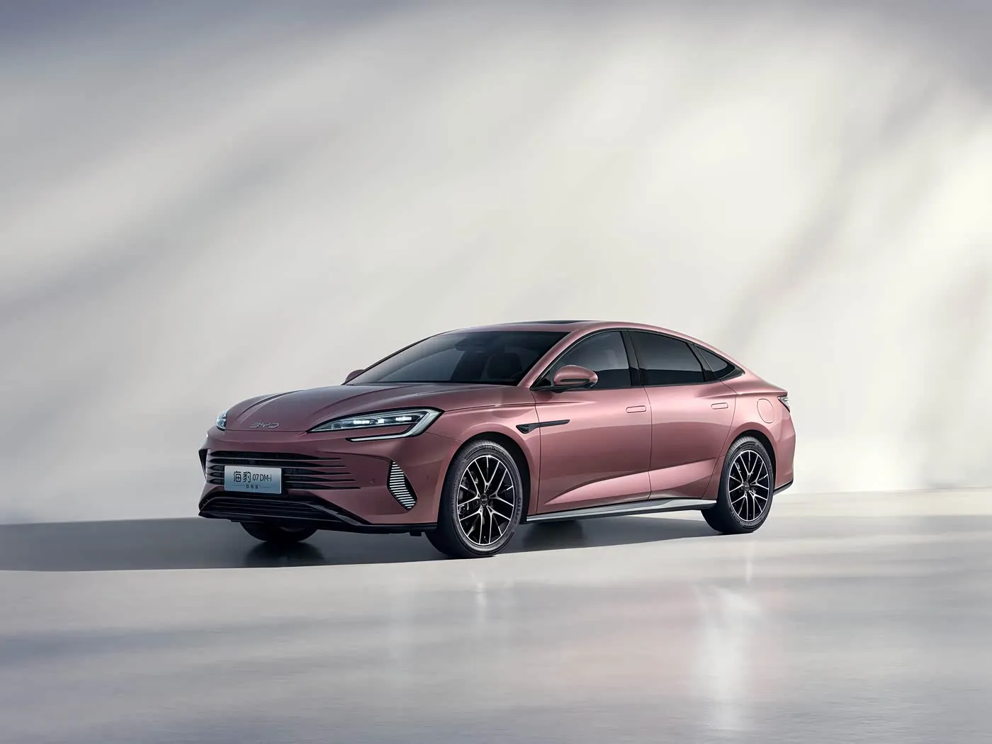 BYD Seal 07 DM-i SUV eléctrico Sedán automático de alta velocidad con motor EV Dirección izquierda de 4 plazas Características del vehículo de nueva energía