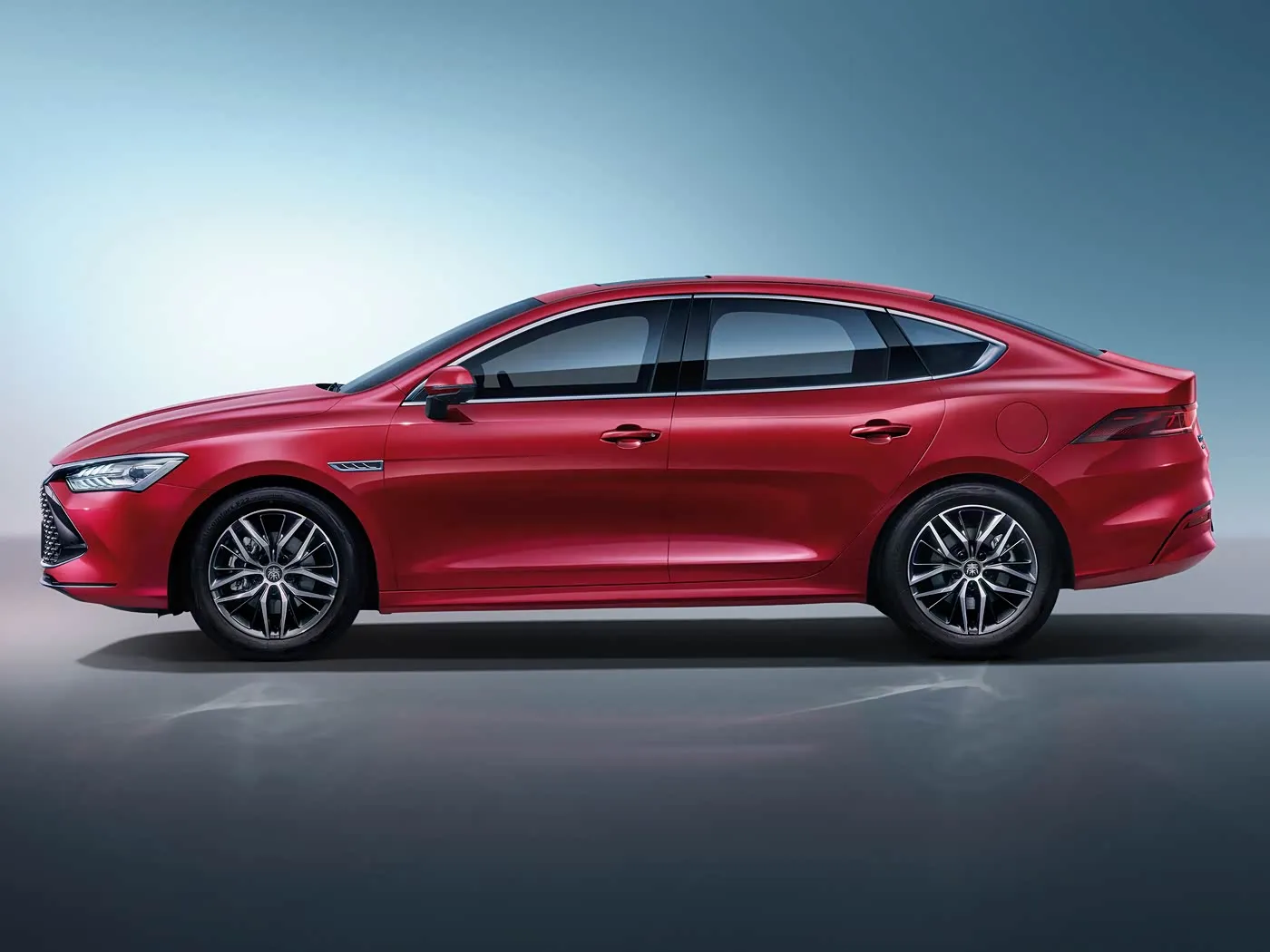 BYD Qing Plus SUV eléctrico Auto híbrido Vehículo de nueva energía Motor EV mejorado Sedán con dirección izquierda optimizado para motor de búsqueda