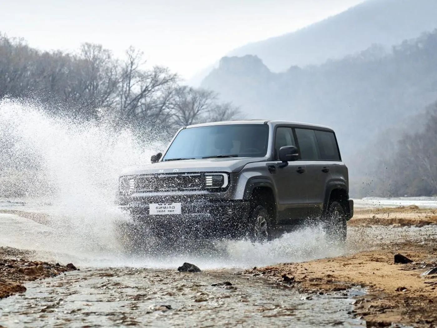 Beijing Off-Road BJ40 SUV compacto 4WD, tanque de 85 litros y cámara panorámica con distancia entre ejes larga