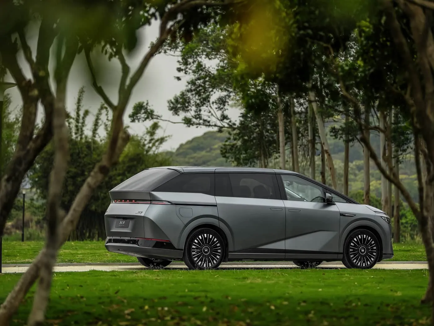 Xpeng X9 SUV monovolumen de largo alcance con dirección izquierda eléctrica pura Precio competitivo Vehículo de nueva energía
